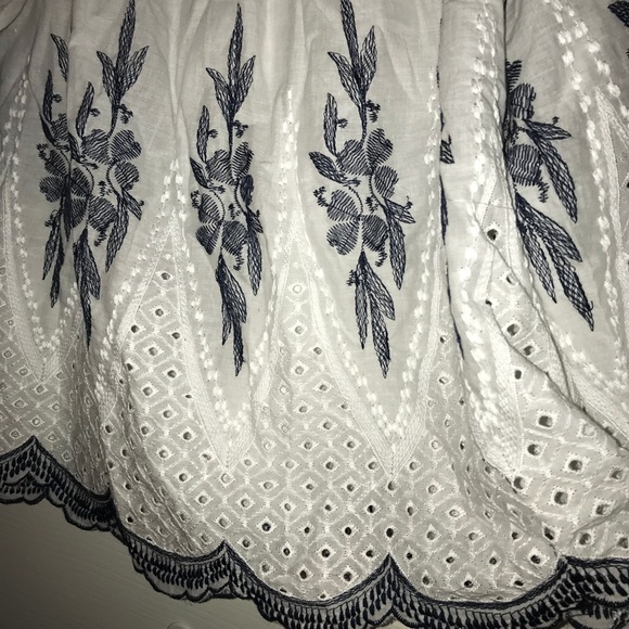 White and blue blouse - Picture 4 of 4